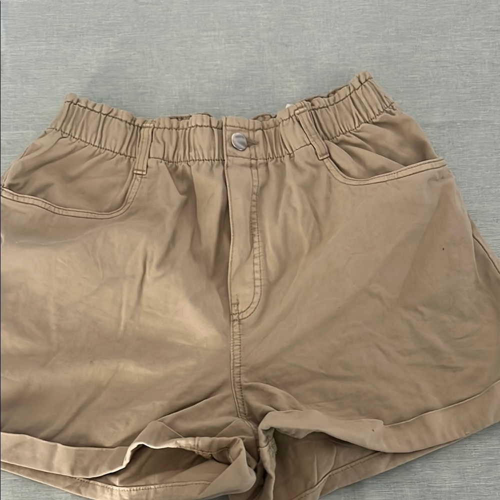 H&M Tan Cargo Shorts with Elastic Waistband and Relaxed Fit